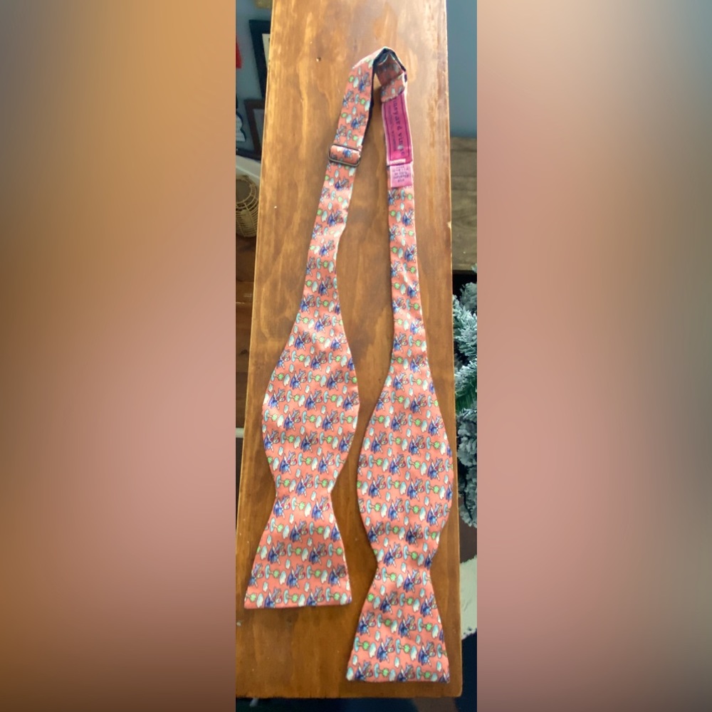 Vineyard Vines men’s bow tie